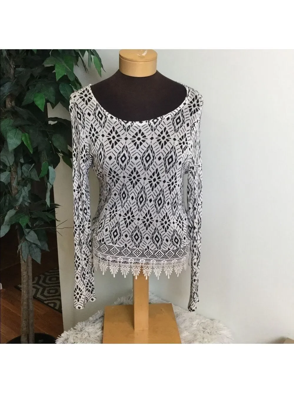H&m Divided black/white small long sleeve top